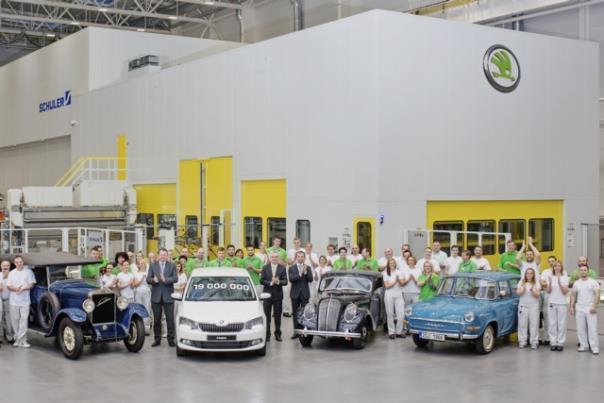 Einer von 19 Millionen: der weiße Jubiläums-Fabia mit Ahnen. Foto: Skoda/dpp